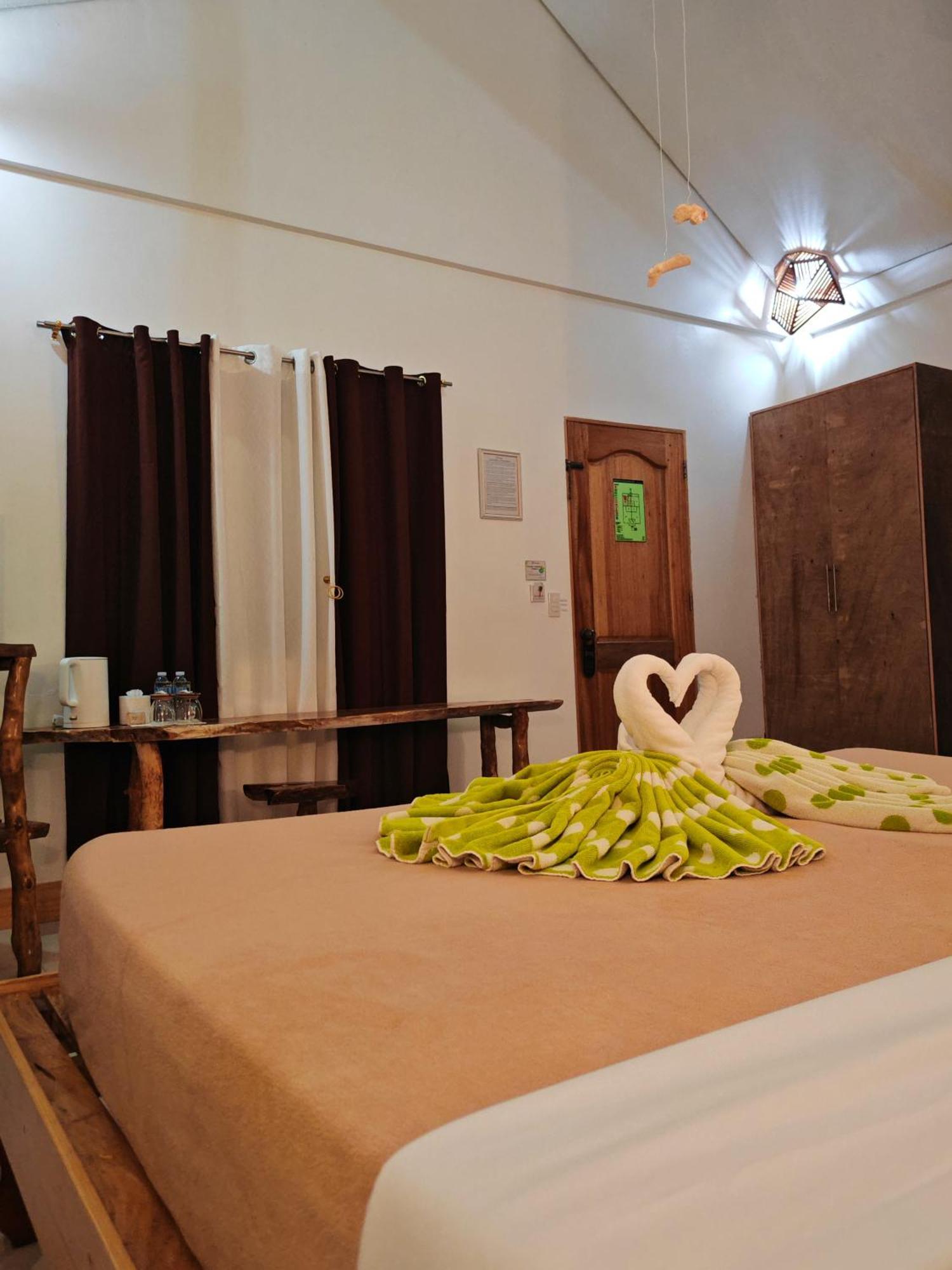 Cocoloco Beach Resort Manoc-Manoc Ngoại thất bức ảnh